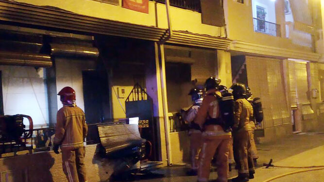 Bomberos del Consorcio extinguen un incendio en una vivienda en Punta Umbría