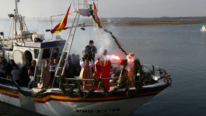 Los Reyes Magos a su llegada en barco a Isla Cristina.
