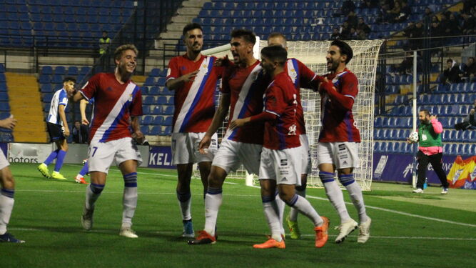 Los jugadores del Decano celebran el gol con el que eliminaron al Hércules en Alicante.