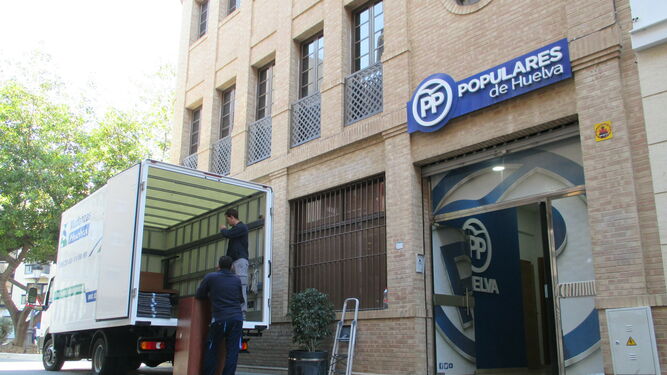 Imagen de la mudanza ayer en la sede del PP de Huelva.