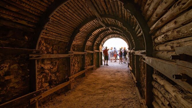 Túnel Santa María en Peña del Hierro, en el término de Nerva. Las visitan permiten hacer un recorrido de 200 metros por la galería.