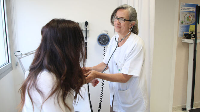 Una enfermera durante una asistencia en uno de los box del Centro de Salud de la Vega de Acá (Almería).