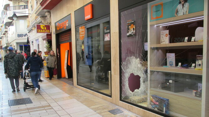 Imagen de la fachada de la tienda atracada durante la madrugada de ayer.