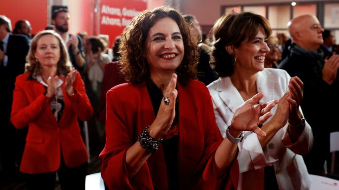 María Jesús Montero y Dolores Delgado aplauden en la presentación  del  programa del PSOE.