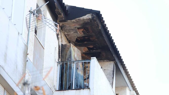 Imagen del balcón de la vivienda incendiada.