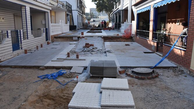 Obras de pavimentación en la calle Raya de Punta Umbría.