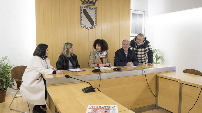 Reunión para preparar la Feria Transfronteriza de Arte Contemporáneo en el Ayuntamiento de Gibraleón