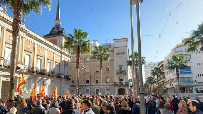 Concentración ayer en el Ayuntamiento de Huelva.