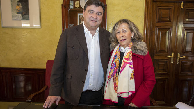 El alcalde y la presidenta de la asociación poco después de la firma del acuerdo.
