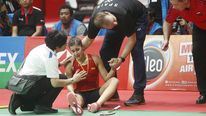 Carolina Marín, con gestos de dolor, es atendida justo al lesionarse el año pasado en Indonesia.