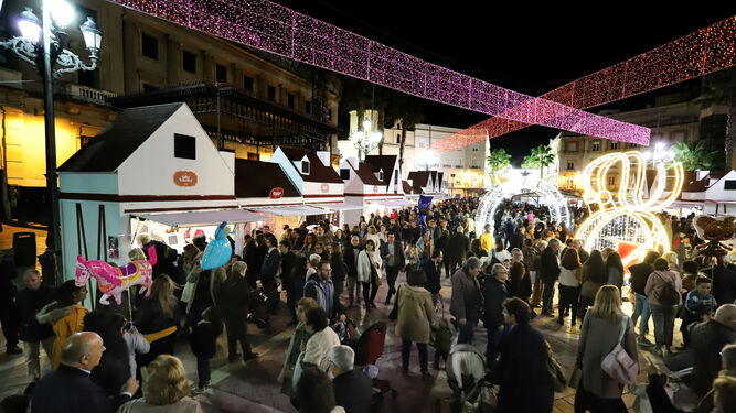 Plaza de las Monjas abarrotada de gente en Navidad.