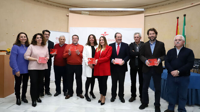 Los distinguidos con los Premios al Valor Social 2019 de la Fundación Cepsa posan con el jurado.