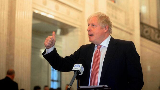 El primer ministro británico, Boris Johnson, pronuncia un discurso en el Parlamento norirlandés de Belfast.