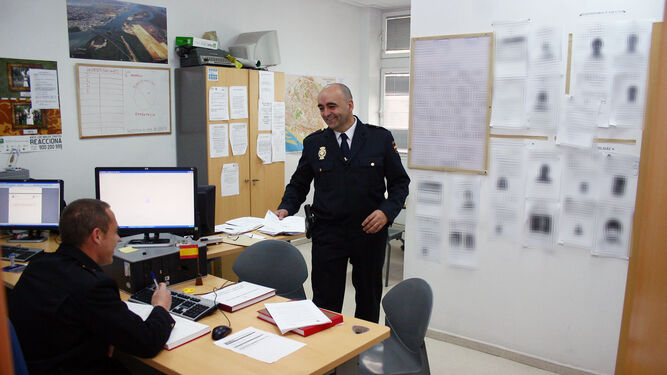 De pie, el inspector Emilio Fernández cuando dirigía el SAF de la Policía Nacional.