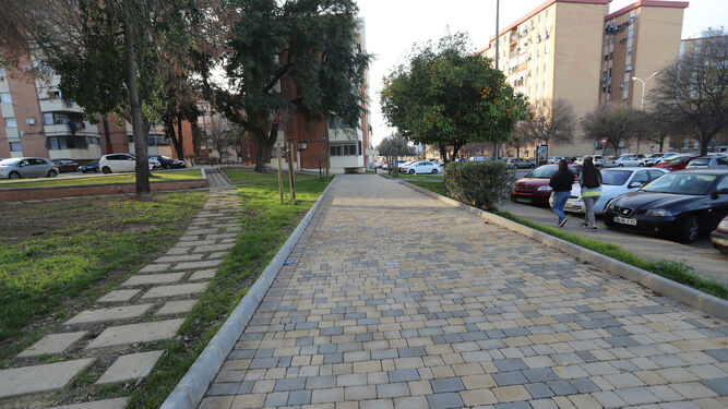 El nuevo pavimento instalado en los viales peatonales de los jardines de Santa Marta.