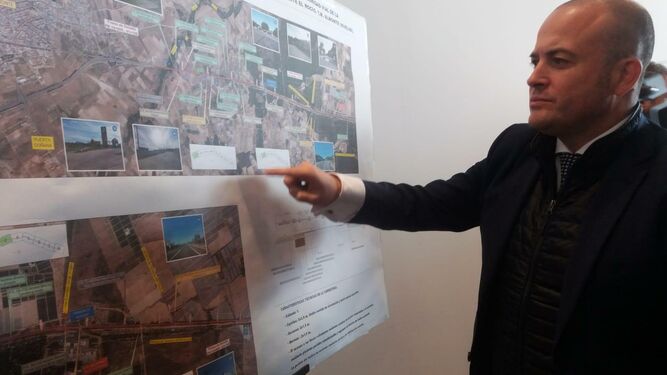 El portavoz provincial de Cs, Julio Díaz, revisa el plan de obras del tercer carril de la A483.