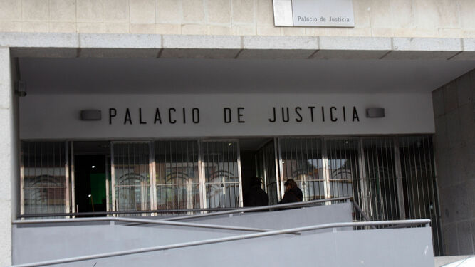 Rampa y puertas de acceso al Palacio de Justicia de Huelva.