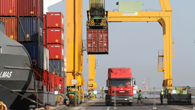 Operación de carga de contenedores en el Puerto de Huelva.