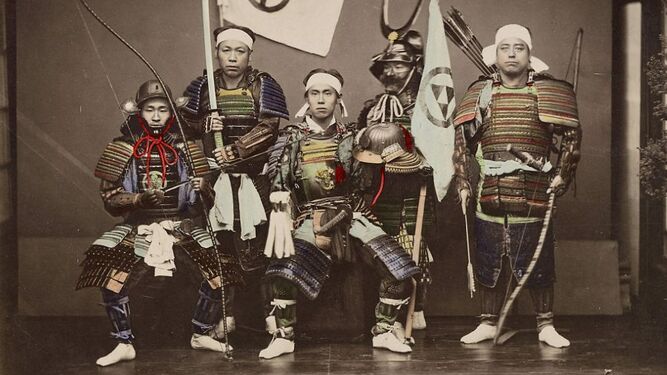 Samuráis con armaduras de guerra retratados en una imagen de comienzos del siglo XX.