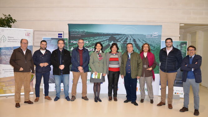 Foto de familia en la Jornada Smart AG Services: “Hacia una agricultura digital”, de Asaja-Sevilla.