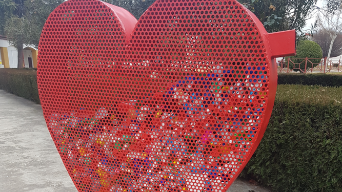 Imagen de una de las estructuras de corazones solidarios repletos de tapones de plástico.