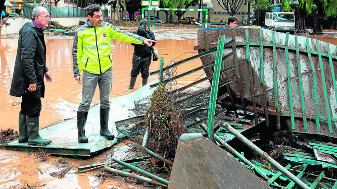 El presidente de la Junta, Juanma Moreno, muestras los destrozos en un colegio al alcalde malagueño, Francisco de la Torre.