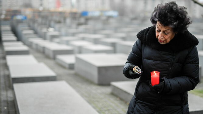 Lea Rosh, presidenta de la Fundación por un Monumento a los Judíos Asesinados de Europa, enciende ayer una vela conmemorativa en el Memorial del Holocausto.