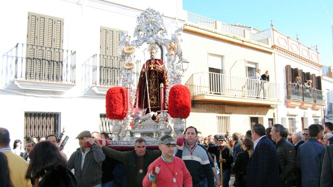 Los triguereños portan a su Patrón por una de las calles del municipio.