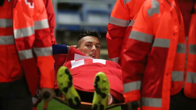 Kleandro Lleshi es retirado en camilla durante el partido del pasado domingo entre el Recre y el Villarrobledo.