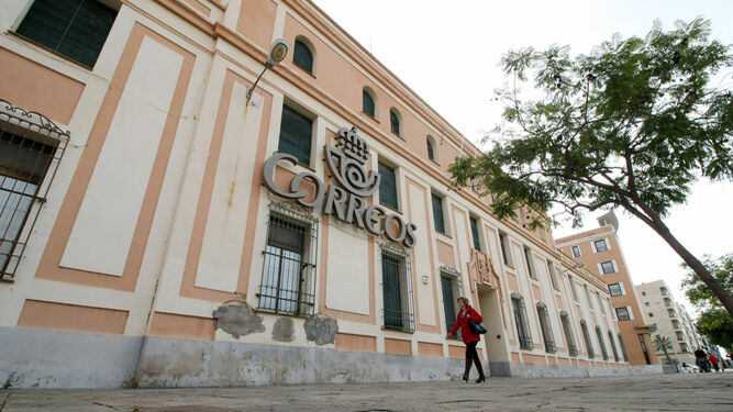 Fachada de la sede principal de Correos en Huelva hasta su cierre en 2010.