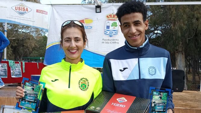 Yolanda Domínguez y Mahmud Abnu Hamadi posan con obsequios al acabar la prueba.