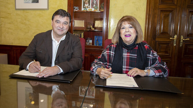 Gabriel Cruz y Rocío Muñoz firman el acuerdo entre el Ayuntamiento y AFA.