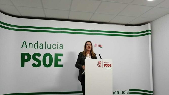 La socialista Manuela Serrano en rueda de prensa.