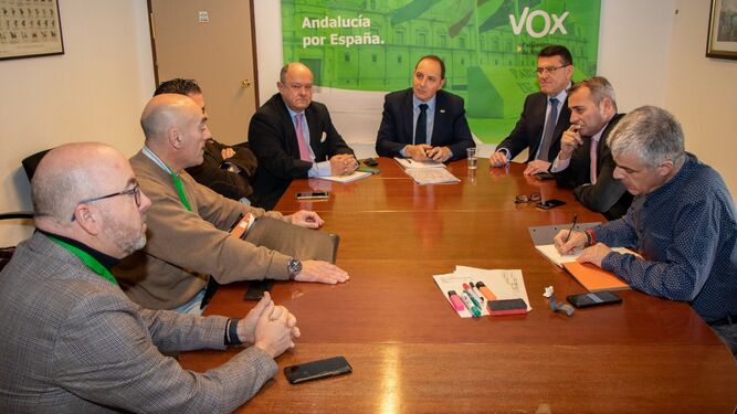 Reunión de Tomás Fernández Ríos y Rafael Segovia con la Plataforma para la Llegada del AVE a Huelva.