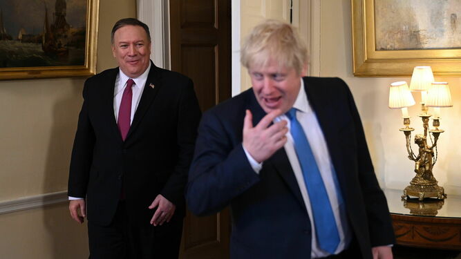 El primer ministro británico, Boris Johnson (dcha.), recibe al secretario de Estado de EEUU, Mike Pompeo, en Downing Street.