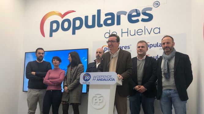 El presidente del PP de Huelva, Manuel Andrés González, esta mañana, en rueda de prensa.