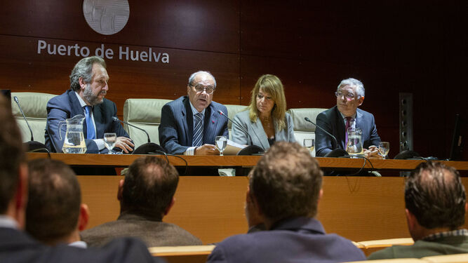 Antonio Ponce, en el centro, durante su intervención tras ser elegido presidente de HuelvaPort.