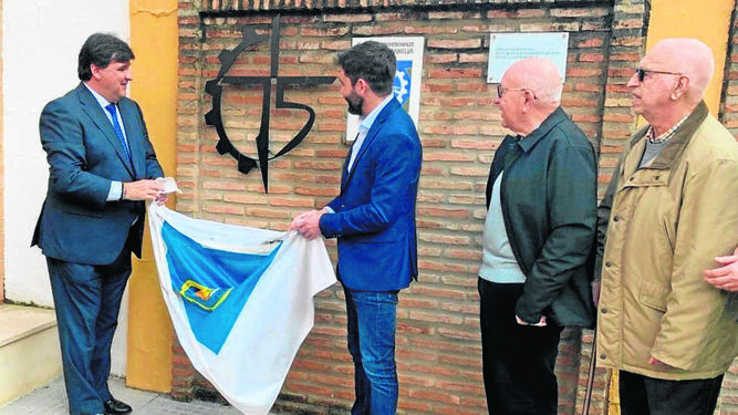 El alcalde acompaña a la comunidad educativa del Safa-Funcadia, al descubrir la placa conmemorativa de los 75 años del colegio