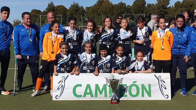 La selección de Huelva alevín femenina posa con el título conquistado.
