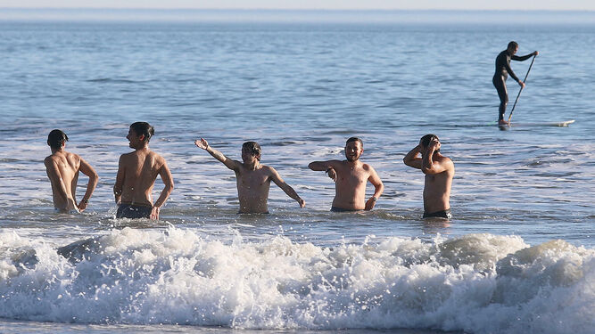 Un grupo de jóvenes disfrutan de un día de playa en Punta Umbría, ayer.