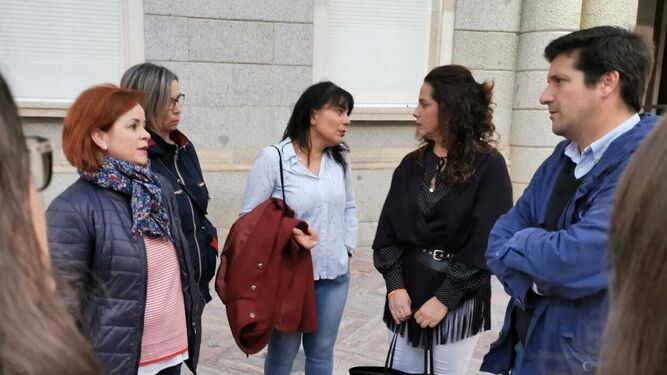 Los concejales de Ciudadanos conversan con las trabajadoras afectadas.