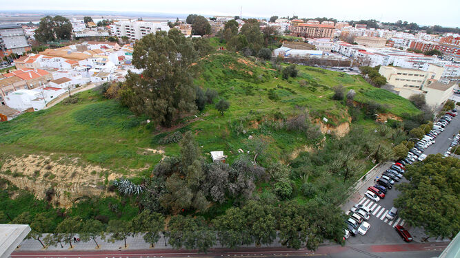 Vista aérea del cabezo de La Joya, enclave de uno de los más importantes yacimientos arqueológicos de la ciudad, donde hay proyectado un gran desarrollo urbanístico.