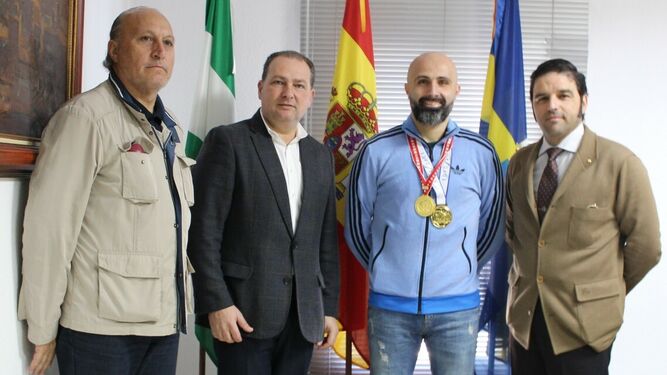 Un momento de la recepción a José Sandalio Benabat (con las medallas en el cuello).