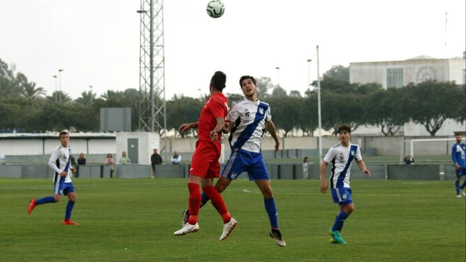 Un lance del encuentro disputado por el Atlético Onubense y el UP Viso sevillano.