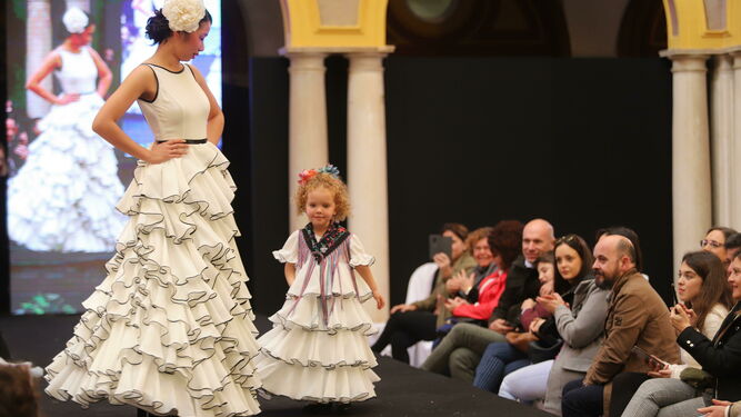 Desfile de moda flamenca infantil.