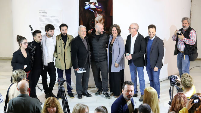 Posado de siete de los nueve autores onubenses presentes ayer en la inauguración de la muestra en la Sala de los Brazos junto a Daniel Mantero y a José Luis Ruiz