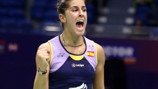 Carolina Marín celebra un punto durante un partido.
