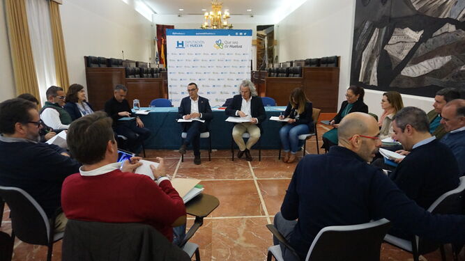 Reunión de la Mesa Sectorial del Turismo celebrada en la Diputación de Huelva.