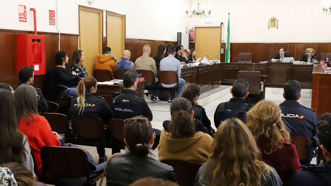 Los acusados del crimen de El Campillo en la primera sesión del plenario.