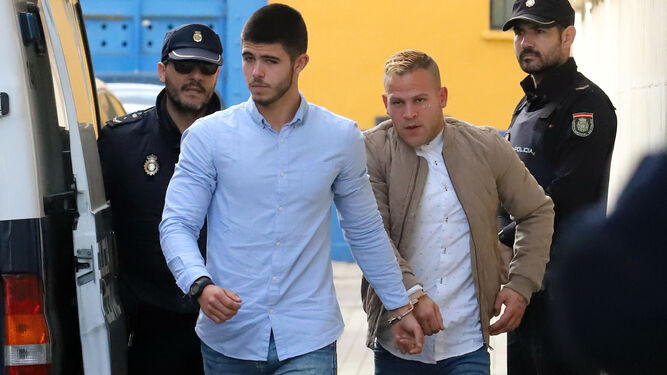 Horacio Suárez y Daniel Leroy Oliva, a su llegada en la mañana de ayer al Palacio de Justicia de Huelva desde la prisión.